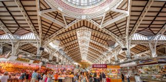 Las cúpulas de cristal del Mercado Central llegan hasta los 30 metros de altitud