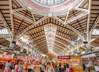 Las cúpulas de cristal del Mercado Central llegan hasta los 30 metros de altitud