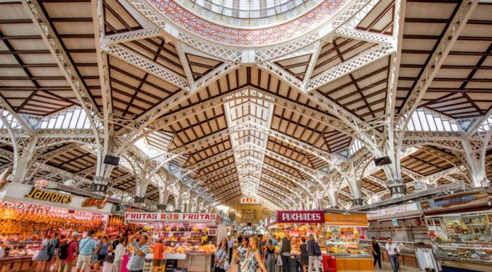 El Mercado Central de València, templo de productos frescos y alimentación saludable Las cúpulas de cristal del Mercado Central llegan hasta los 30 metros de altitud