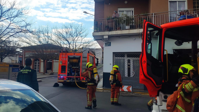 Evacúan a 9 personas de un edificio por incendio en una vivienda de Cheste