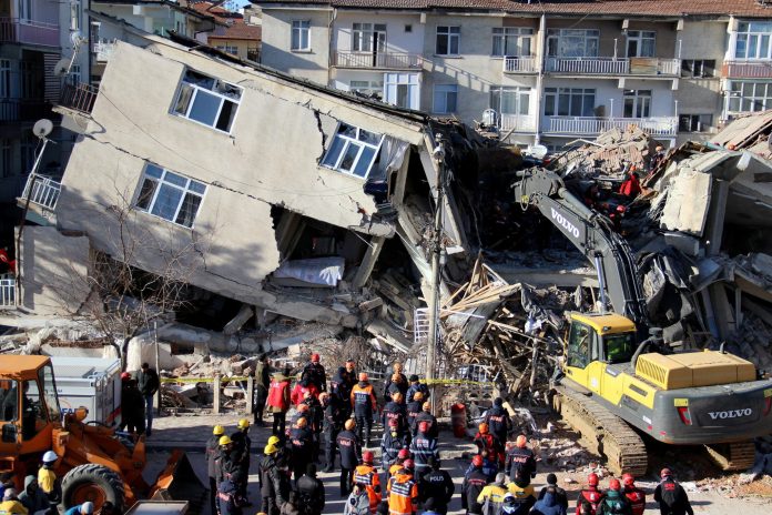Centenares de muertos y miles de heridos en un gran terremoto entre Siria y Turquía