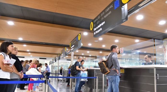 Revolución en los aeropuertos: adiós a sacar líquidos y aparatos tecnológicos en los controles de seguridad