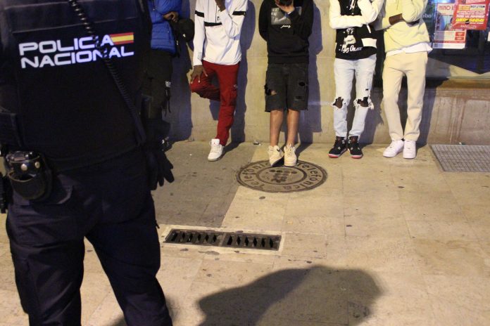 Detienen a 21 jóvenes que causaban el caos en las calles de Valencia