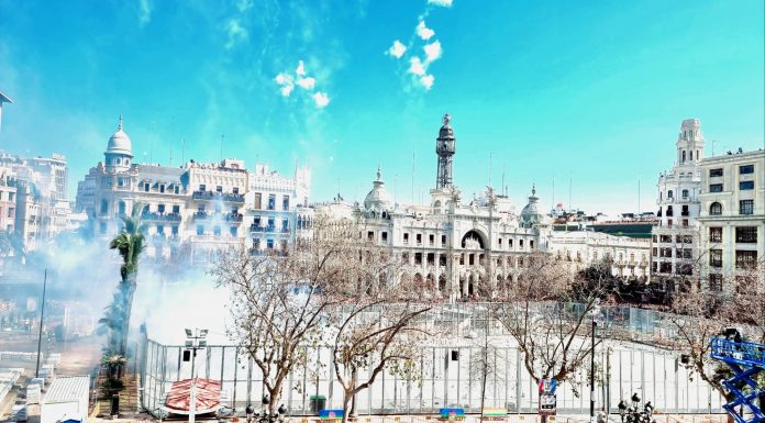 VÍDEO | 90 kilos de pólvora hacen vibrar la Plaza del Ayuntamiento VÍDEO | 90 kilos de pólvora hacen vibrar la Plaza del Ayuntamiento