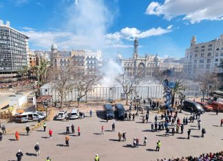 VÍDEO | Una espectacular mascletà con traca valenciana hace resonar la catedral de la pólvora