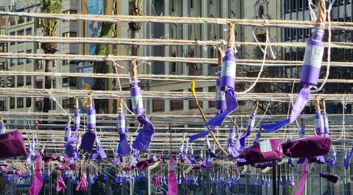 VÍDEO | Una atronadora explosión morada pinta el cielo de Valencia VÍDEO | Una atronadora explosión morada colorea el cielo de Valencia