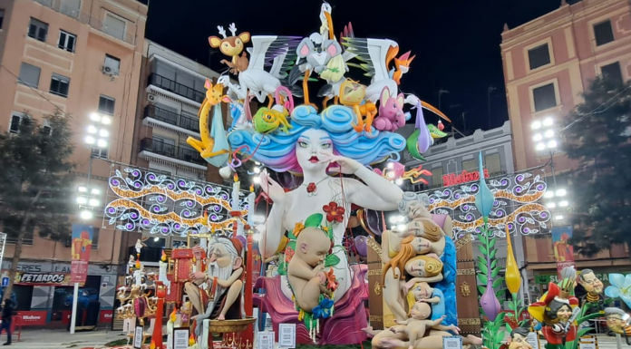 Cuba-Literato Azorín apuesta por una falla con efectos visuales La Falla Cuba-Literato Azorín hace un canto a la 'vida'