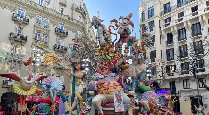 Así es la falla de Almirante Cadarso 2023, un monumento que invita a disfrutar de la vida Así es la falla de Almirante Cadarso 2023, un monumento que invita a disfrutar de la vida