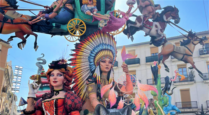 Convento Jerusalén planta la falla más cara de Valencia Convento Jerusalén planta la falla más cara de Valencia