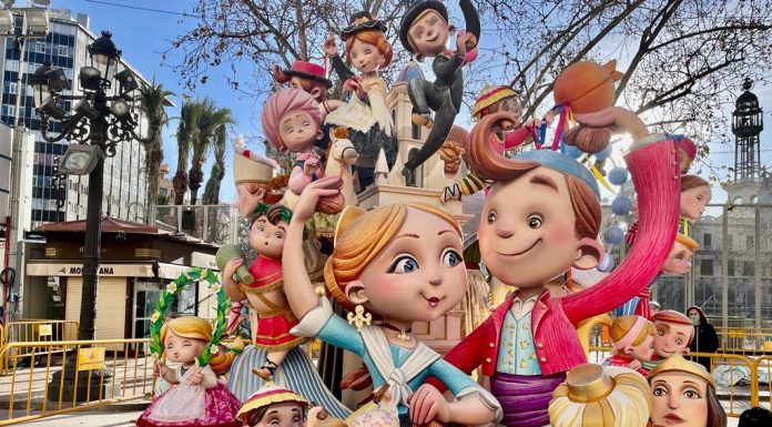 Así luce la espectacular falla infantil del Ayuntamiento Así luce la espectacular falla infantil del Ayuntamiento