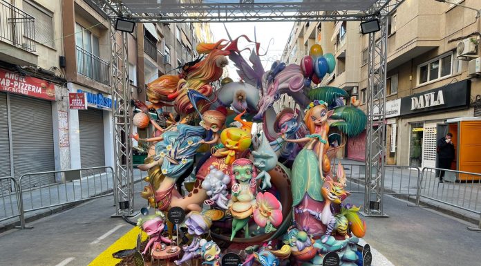 La falla infantil Gayano Lluch ya luce en la calle La falla infantil Gayano Lluch ya luce en la calle