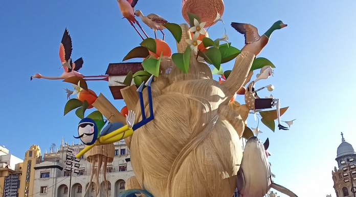 La falla municipal ya luce en el Ayuntamiento con una espectacular iluminación nocturna La falla municipal ya luce en el Ayuntamiento con una espectacular iluminación nocturna