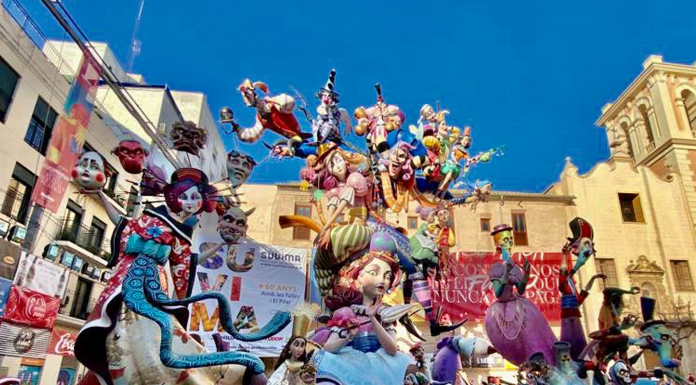 El Pilar se resiste y vuelve a tener un segundo Premio de Especial La Falla Plaza del Pilar celebra sus 70 años con un monumento lleno de simbolismo