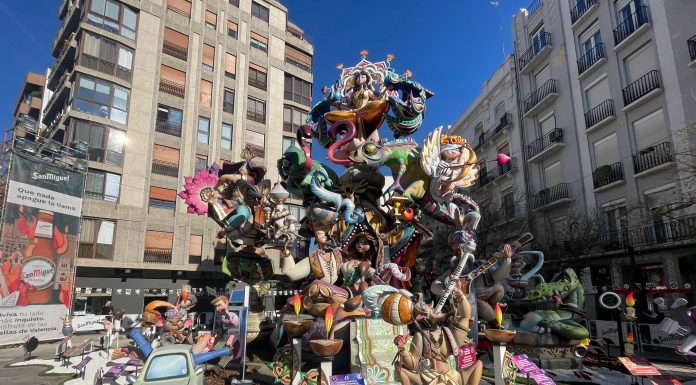 ‘Llámalo amor, llámalo X’, la peculiar falla sobre el poliamor de Reino de Valencia-Duque de Calabria 'Llámalo amor, llámalo X', así es la peculiar falla de Reino de Valencia-Duque de Calabria