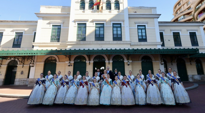 Las Falleras Mayores y sus cortes visitan la sede de la Policía de la Generalitat Las Falleras Mayores y sus cortes visitan la sede de la Policía de la Generalitat