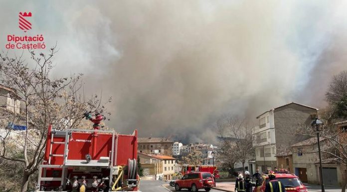 Los bomberos y la UME luchan para contener el fuego en Montán La Comunitat, en riesgo extremo por peligro de incendio forestal