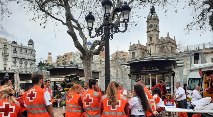 El viento causó el desvío de la carcasa que impactó con el público de la mascletà
