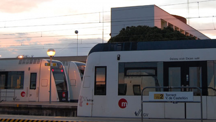 Un metro atropella a un joven en la estación de Valencia Sud