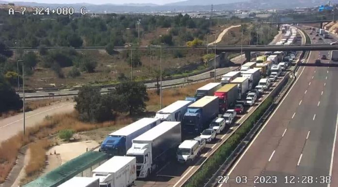 Un accidente deja 11 kilómetros de atasco en la A-7 Un accidente deja 11 kilómetros de atasco en la A-7