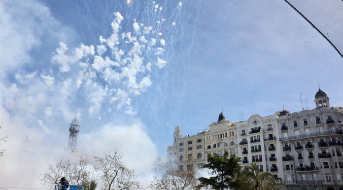 Vídeo: Impresionante terremoto final con fuego aéreo de cometas rojos y verdes