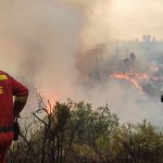 Un incendio forestal en Villanueva de Viver obliga a evacuar cinco poblaciones y corta tres carreteras