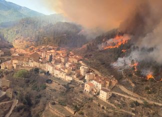 El fuego rodea Montán y obliga a desalojar otras tres localidades