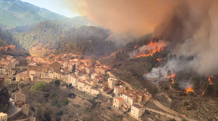 El fuego rodea Montán y obliga a desalojar otras tres localidades El fuego rodea Montán y obliga a desalojar otras tres localidades