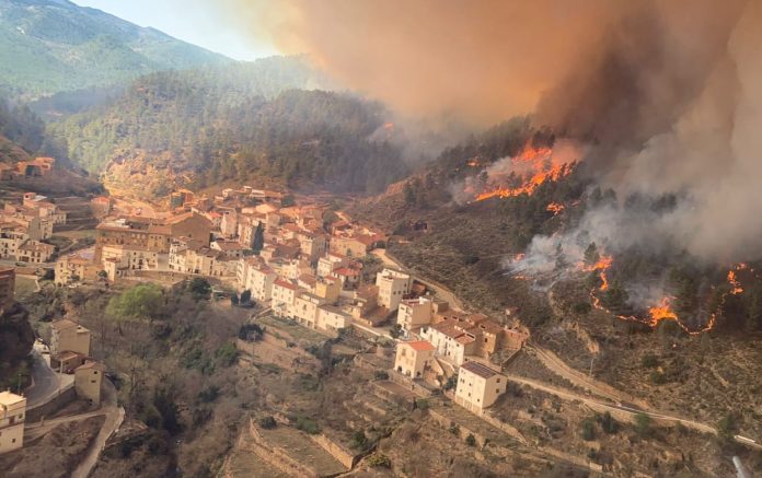 El fuego rodea Montán y obliga a desalojar otras tres localidades