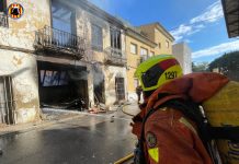 Un gran incendio levanta una columna de humo sobre Valencia