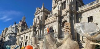 La falla municipal llega a la plaza del Ayuntamiento de Valencia