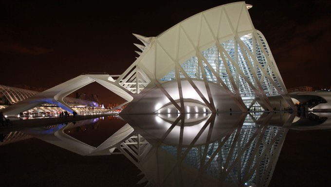 Más de 50 edificios de Valencia se apagan en la «Hora del planeta»