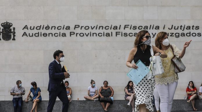 Apuñalan a un menor en el cuello cuando salía de un juicio en Valencia Apuñalan a un menor en el cuello cuando salía de un juicio en Valencia