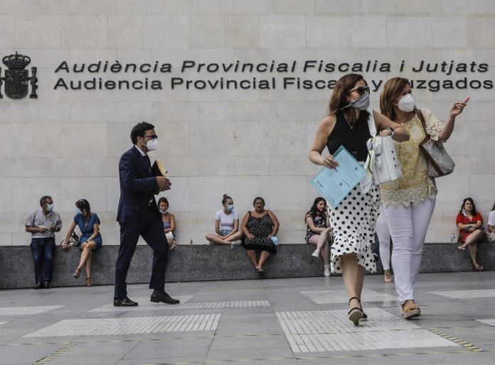 Apuñalan a un menor en el cuello cuando salía de un juicio en Valencia