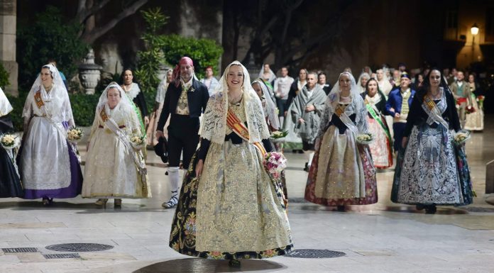 Fotos: Laura Mengó luce su mejor sonrisa en la Ofrenda