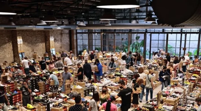 La marca de zapatillas Munich abre una tienda efímera en la ciudad con descuentos del 70% El mercado efímero de zapatillas con descuentos del 70% que llega a Valencia este mes