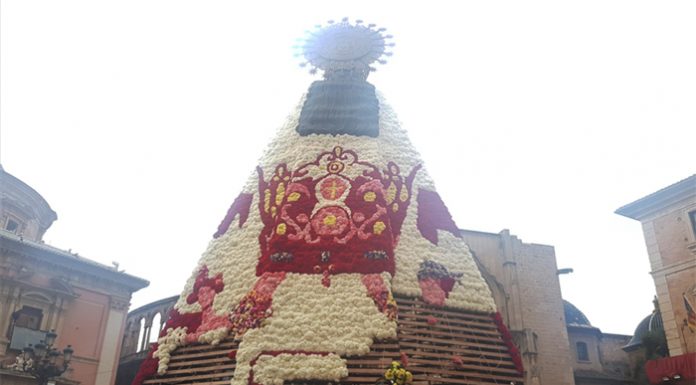 Así amanece el manto de la Virgen recordando su coronación