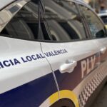 Dos heridos graves al colisionar contra un contenedor en la avenida Alfahuir. Multamóvil