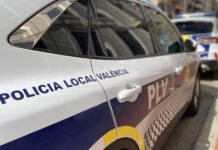 Dos heridos graves al colisionar contra un contenedor en la avenida Alfahuir. Multamóvil