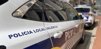 Dos heridos graves al colisionar contra un contenedor en la avenida Alfahuir. Multamóvil