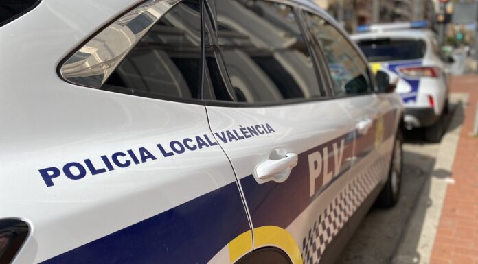 Así es el ‘multamóvil’: València estrena coches policiales que multan automáticamente Dos heridos graves al colisionar contra un contenedor en la avenida Alfahuir. Multamóvil