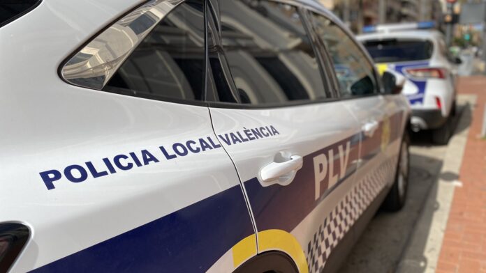7televalencia-coche-policia-local Dos heridos graves al colisionar contra un contenedor en la avenida Alfahuir. Multamóvil