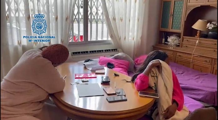 Liberan a ocho víctimas de explotación sexual que vivían hacinadas en pisos de Alzira y Xàtiva Dos de las mujeres víctimas de explotación sexual.