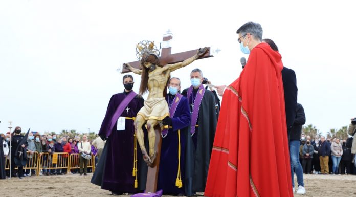 Emotivo acto del Cristo del Salvador en la playa del Cabanyal