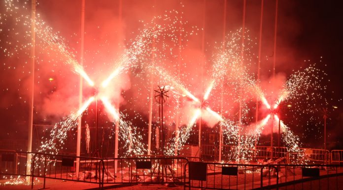 Vídeo: Valencia dispara cuatro espectáculos pirotécnicos simultáneos