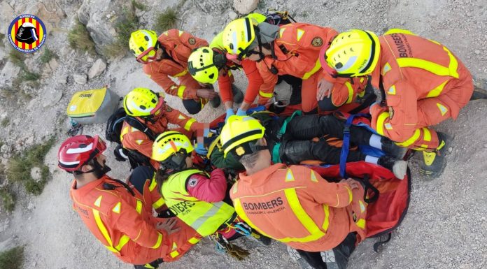 Un joven cae tres metros de un muro del Castillo de Chirel, en Cortes de Pallás