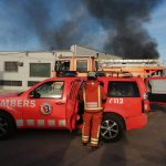 Un espectacular incendio devora una empresa de madera de Quatretonda