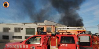 Un espectacular incendio devora una empresa de madera de Quatretonda