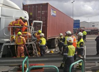 Cortan la autovía A-3 en la entrada de Valencia por el accidente de dos camiones