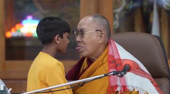 Vídeo: El Dalai Lama pide a un niño que le chupe la lengua