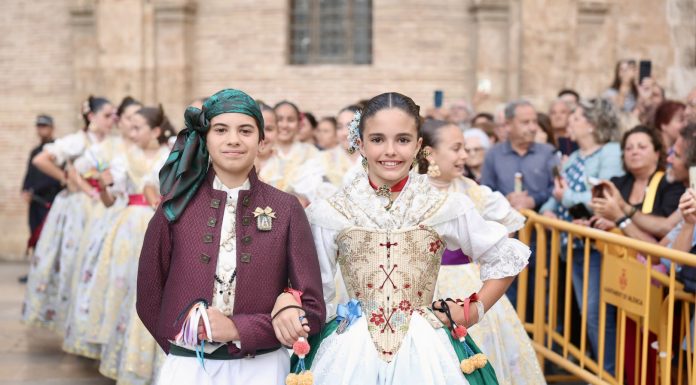 Así son los trajes de la Fallera Mayor Infantil y su Corte de Honor en la Dansà